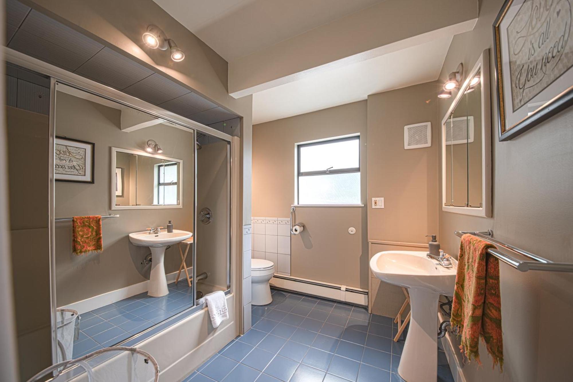 Grouse Cheerful Large Private Bedroom, Bath, Shared Deck, Pool, Hot Tub North Vancouver Exterior foto